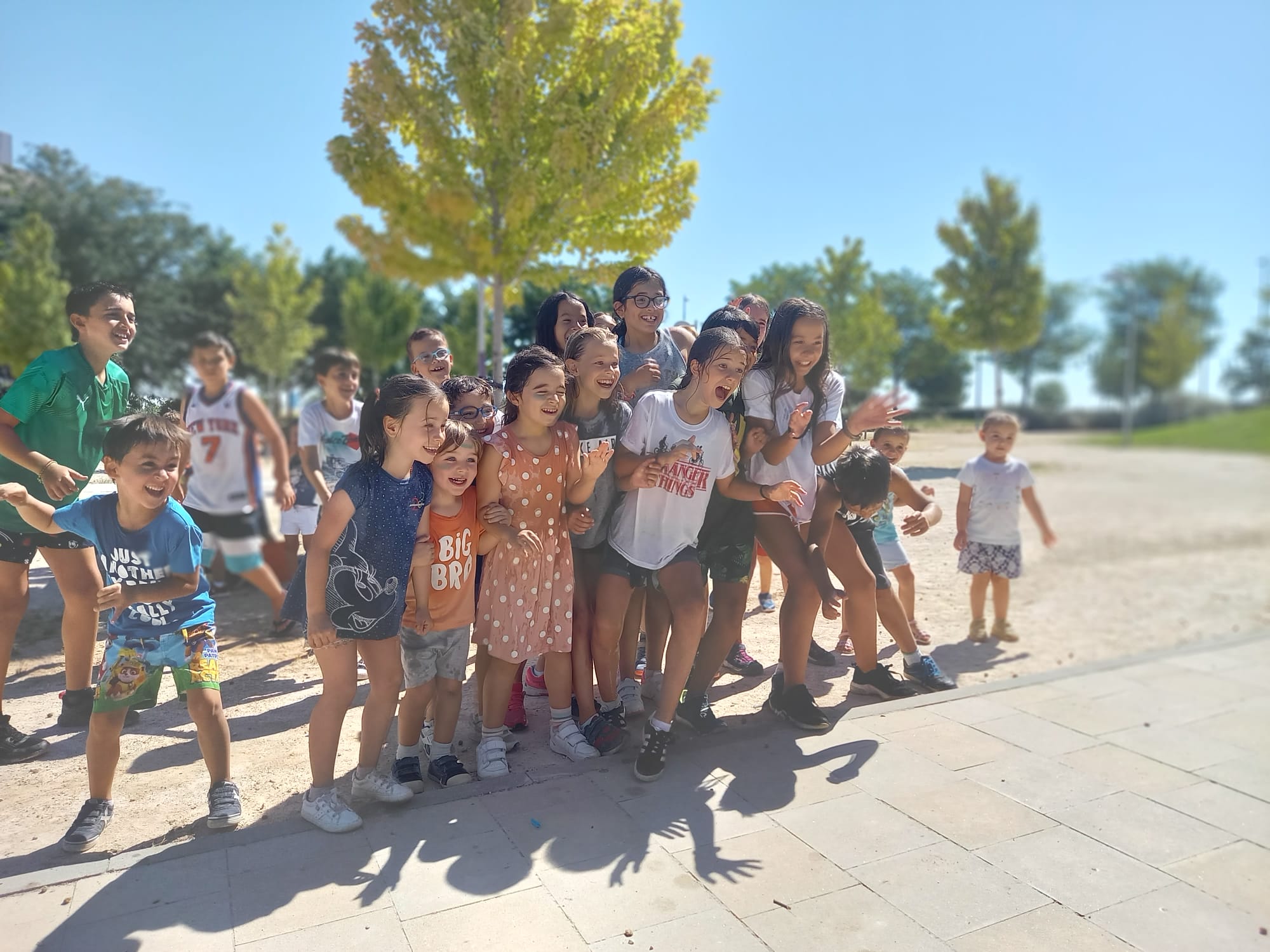 Campamento Kids Coles con niños jugando al aire libre
