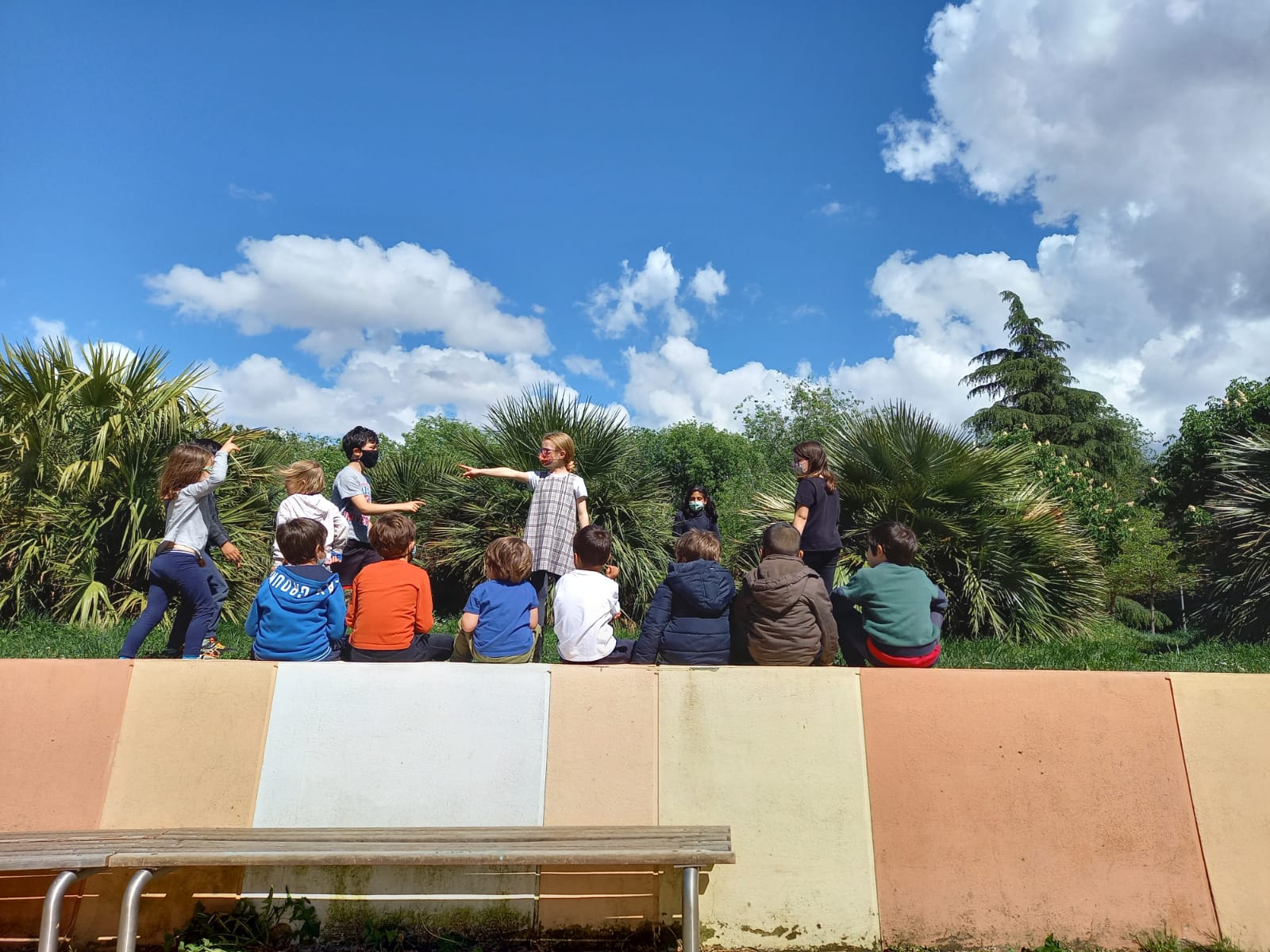 Niños en actividad de naturaleza con Kids Coles